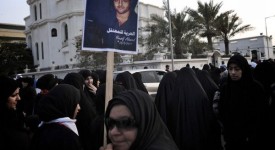 donne protestano in bahrain