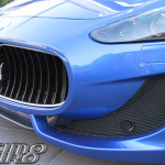 Maserati GranTurismo Sport blu sofisticato, particoare dei sensori di parcheggio anteriori - UltimoGiro.com