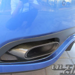 Maserati GranTurismo Sport blu sofisticato, particolare degli scarichi rivestiti in carbonio e dei sensori di parcheggio posteriori - UltimoGiro.com