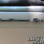 Maserati GranTurismo Sport, particolare del logo interno e degli inserti interni in carbonio - UltimoGiro.com