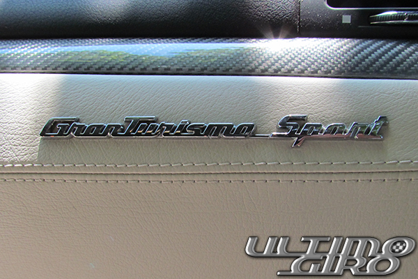 Maserati GranTurismo Sport, particolare del logo interno e degli inserti interni in carbonio - UltimoGiro.com