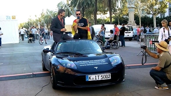 tesla roadster giro del mondo