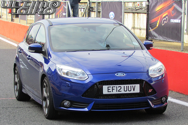 Ford, Focus ST nella Pit Lane del circuito Indy inglese di Brands Hatch (UK- Kent) - UltimoGiro