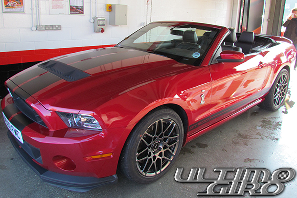 Ford, prova Mustang Shelby GT 500 (candy red scoperta) sul circuito Indy inglese di Brands Hatch (UK- Kent) - UltimoGiro
