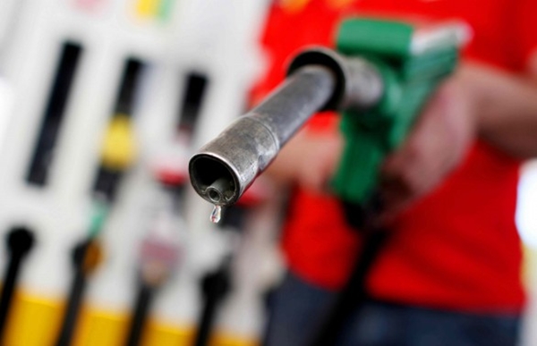 benzina prezzi sotto 1,8 € al litro