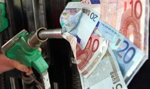 benzina prezzi sotto 1,8 € al litro