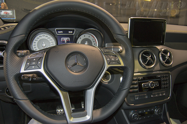 Mercedes CLA, stella ribelle in passerella a Milano Moda Donna 2013 (particolare posto di guida) - UltimoGiro.com