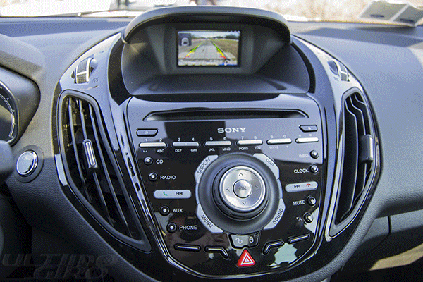 Nuova Ford B-MAX, particolare della plancia e della videocamera posteriore - UltimoGiro.com