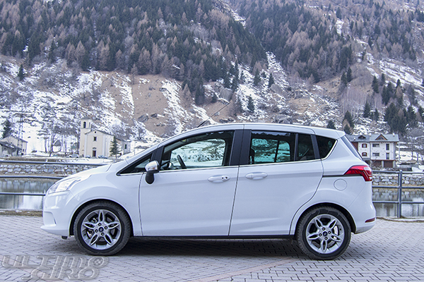 Nuova Ford B-MAX, vista laterale durante la prova su strade di montagna - UltimoGiro.com