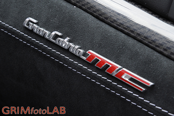 Maserati GranCabrio MC (particolare del badge MC) - UltimoGiro.com