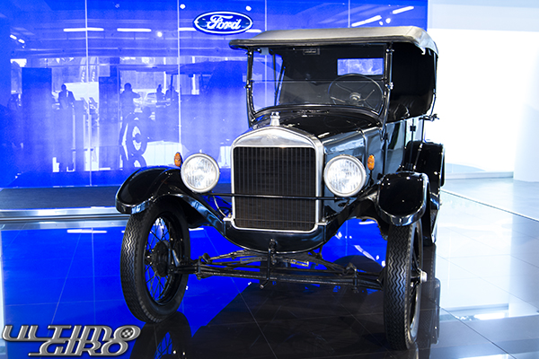 Ford Model T in show room CarPoint Ford Roma - UltimoGiro.com