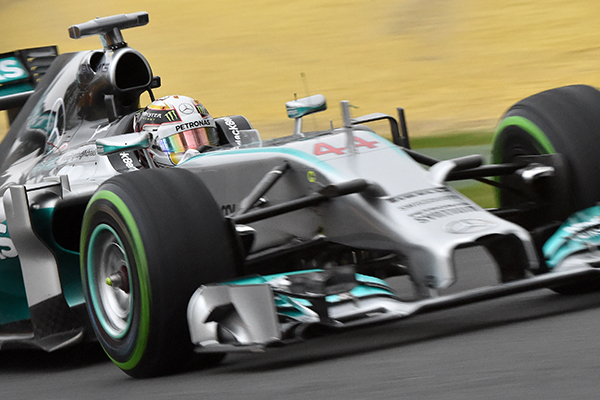 Qualifiche GP Australia 2014, la prima pole position della stagione è per la Mercedes di Lewis Hamilton (immagine in evidenza) - UltimoGiro.com