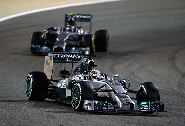GP Bahrain 2014, tutti dietro le Mercedes di Hamilton e Rosberg (02) - UltimoGiro.com