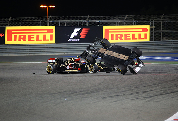 GP Bahrain 2014, tutti dietro le Mercedes di Hamilton e Rosberg (03) - UltimoGiro.com